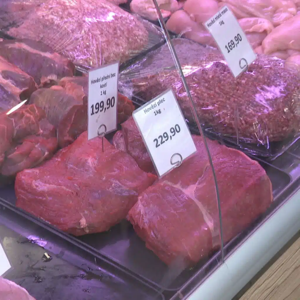 Válka mezi zemědělci a obchody. Kdo může za vysoké ceny?