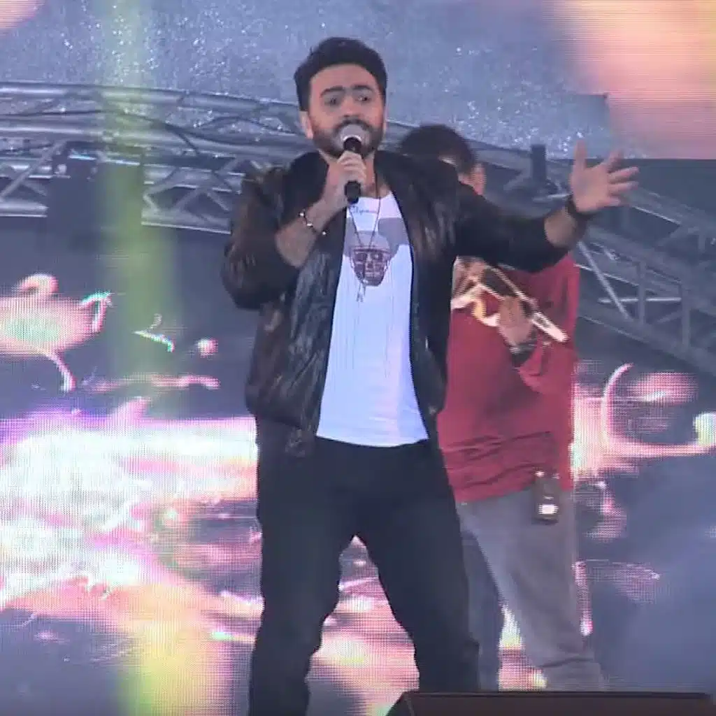 كل حاجة بينا