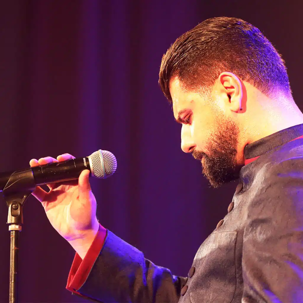 أقول وقد ناحت