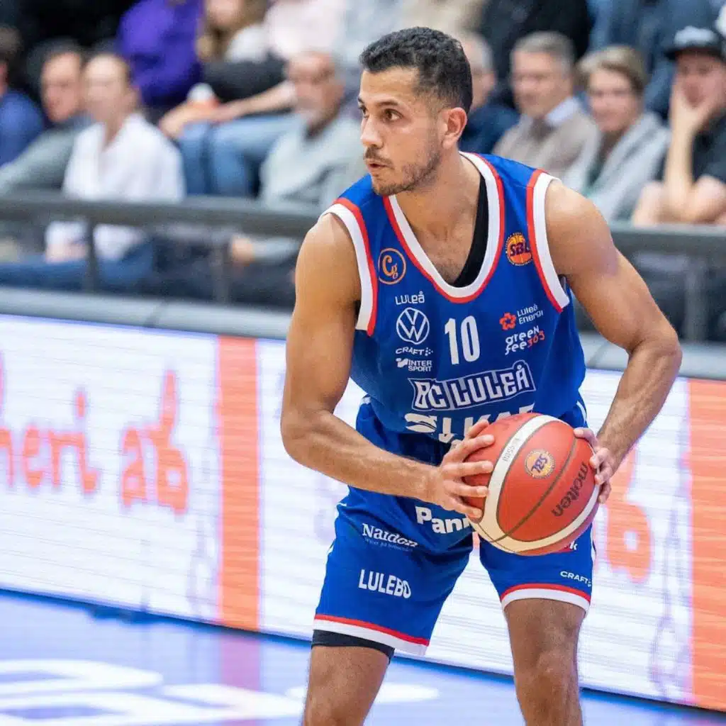 الممثل الفلسطيني عامر هليهل في جولة في السويد