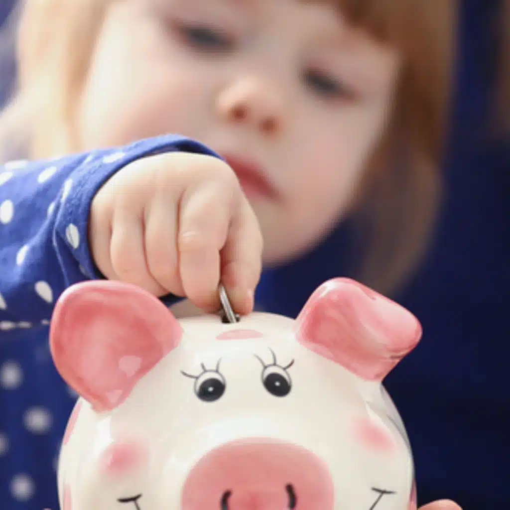 Inflace neovlivňuje jen dospělé. Jak naučit své děti šetřit v době krize?