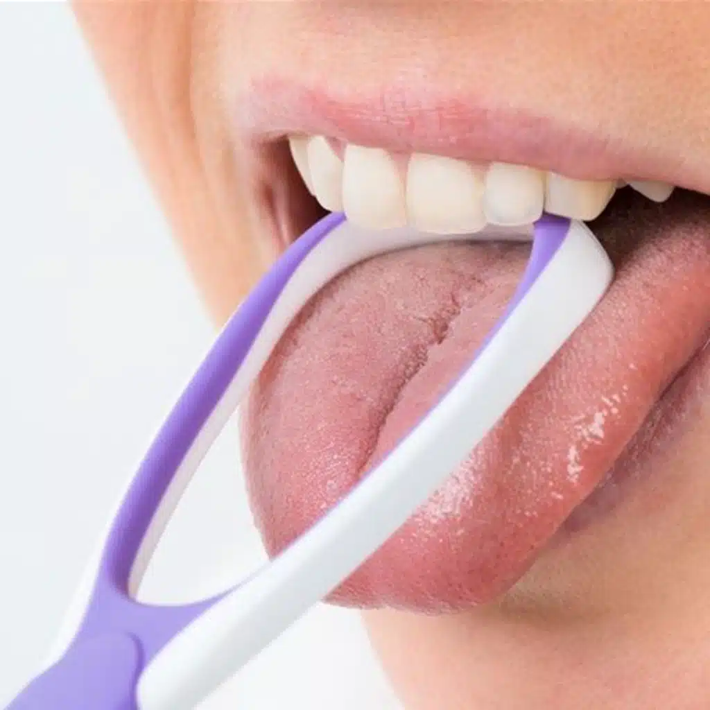 عادة كشط اللسان لا تغني عن تنظيف الأسنان بالفرشاة