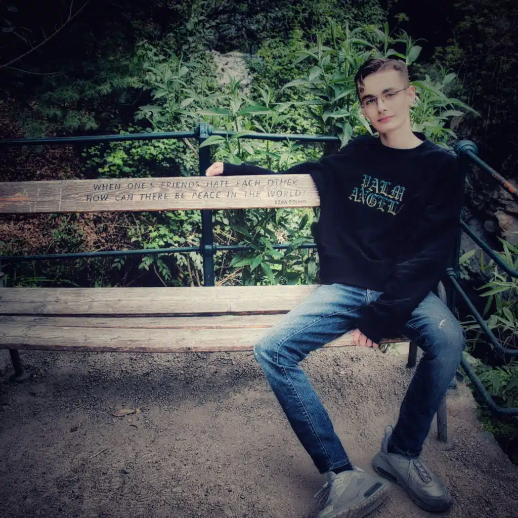 Everybody Is Looking at Me (feat. Tarek)