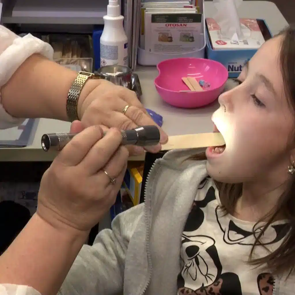 Hodiny čekání i konflikty. Dětské pohotovosti praskají ve švech