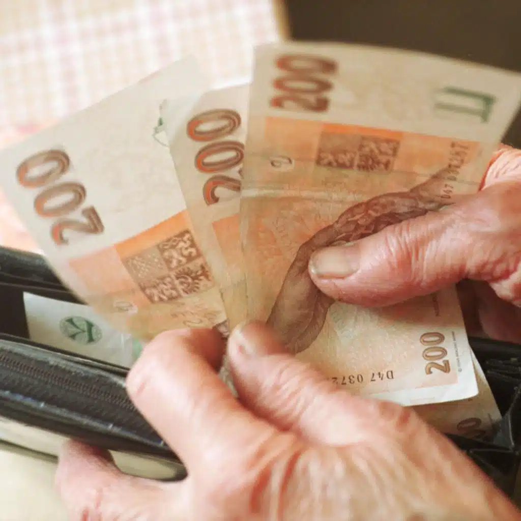 Měly by se zvýšit daně? Třetina kandidátů na Hrad je pro