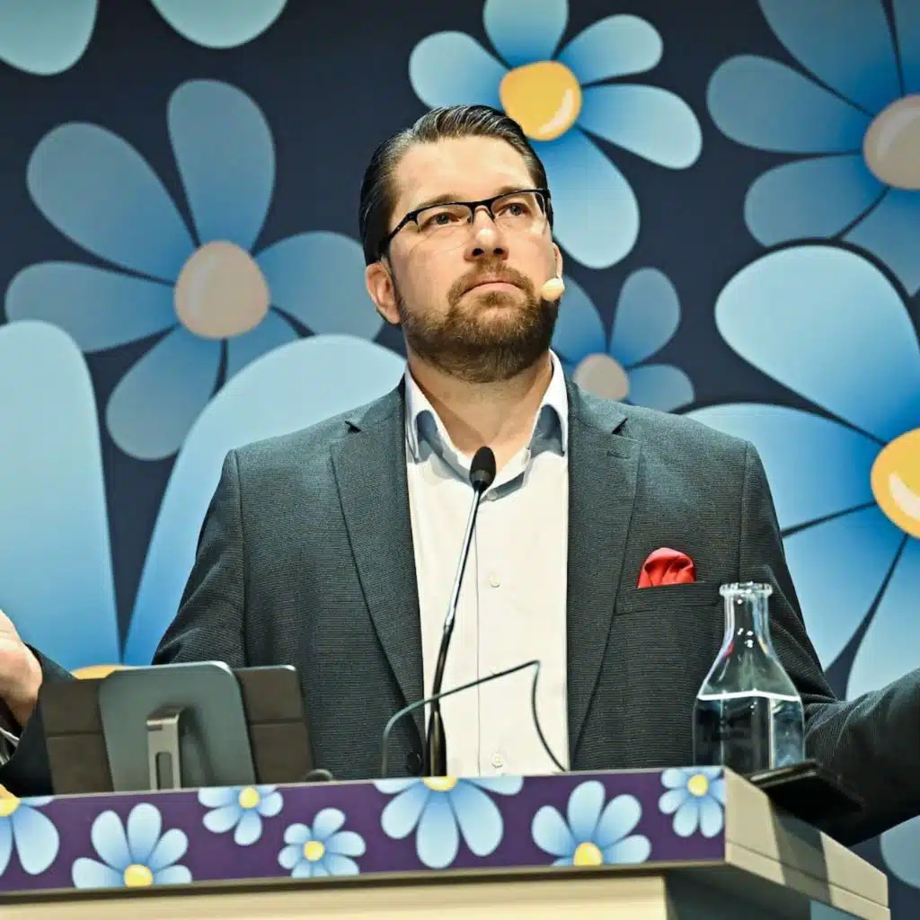 في موجز راديو السويد: طرد 12 سياسي من حزب ديمقراطي السويد في بلدية كليبان بمقاطعة سكونة.