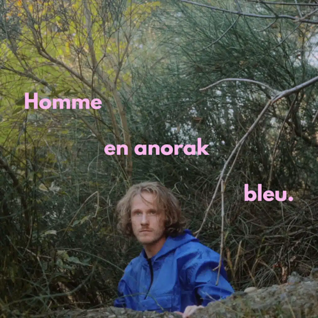 Homme en anorak bleu