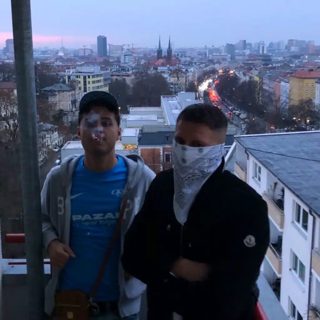 AK AUSSERKONTROLLE & Pashanim