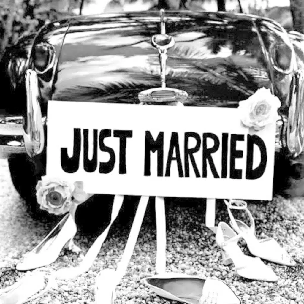 تعليق الحذاء في سيارة العروسين... تقليد له حكاية.