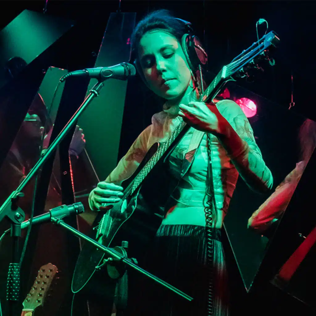 Mujeres Vuelan en Guitarras