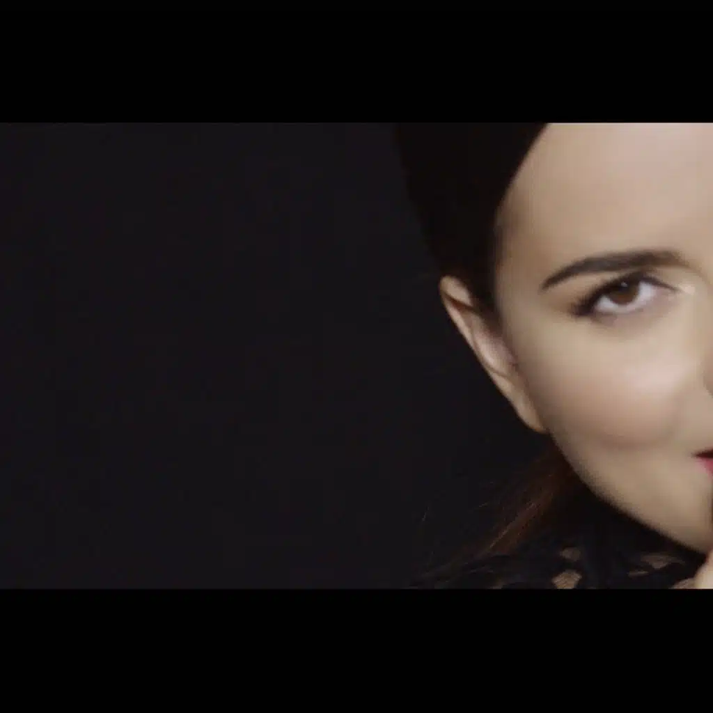 Fata din randul trei