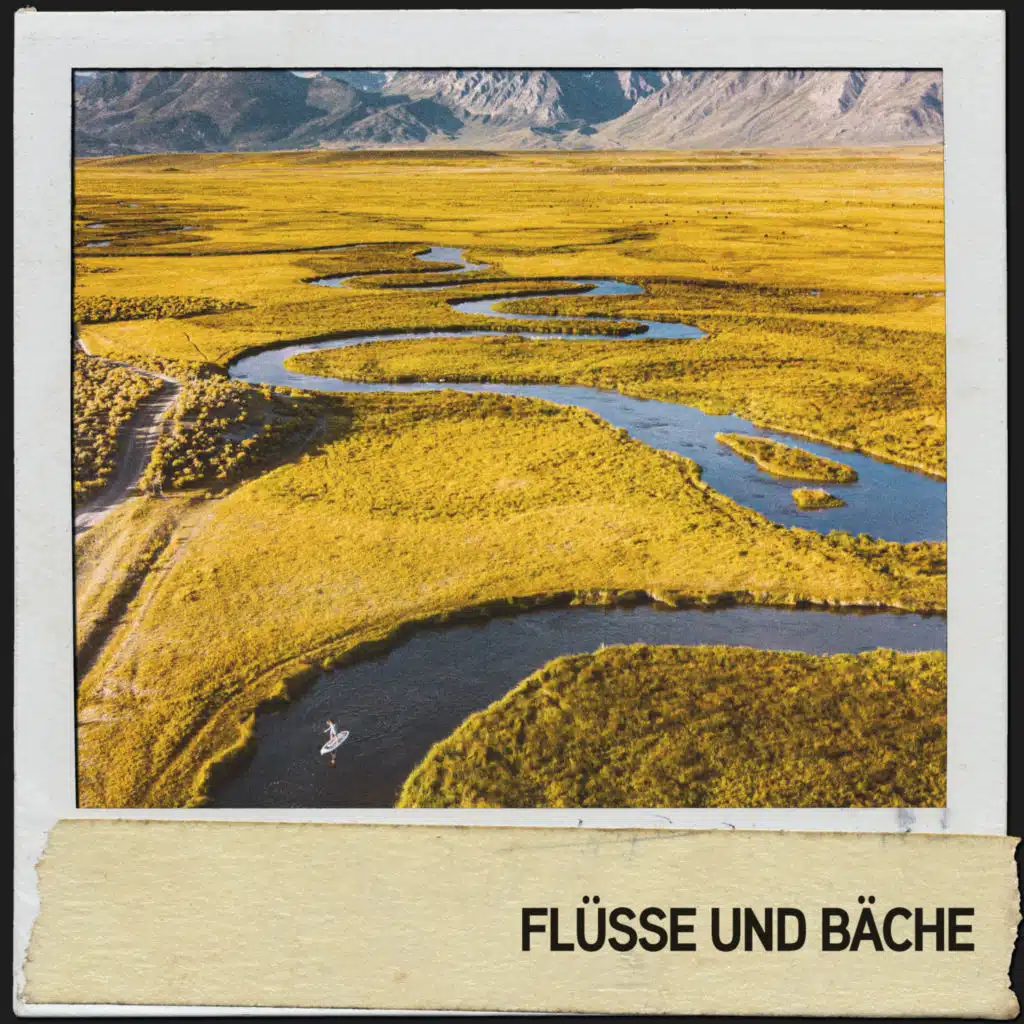 Weicher Spritzer des Flusses