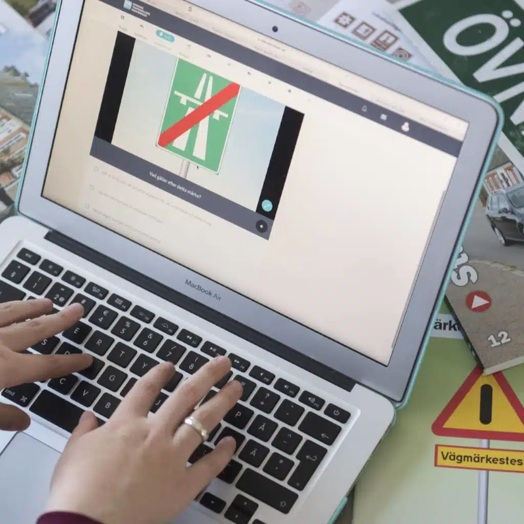 غش في الاختبارات النظرية للسياقة، استعداد وتأهب، وحكم بالإعدام ضد سويدي ضمن&nbsp;عناوين نشرة اليوم