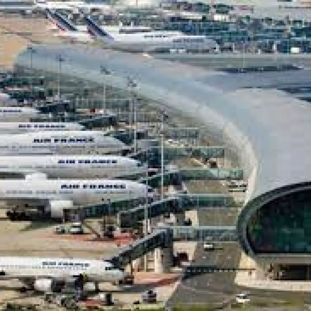 إضراب مراقبي الحركة الجوية بفرنسا