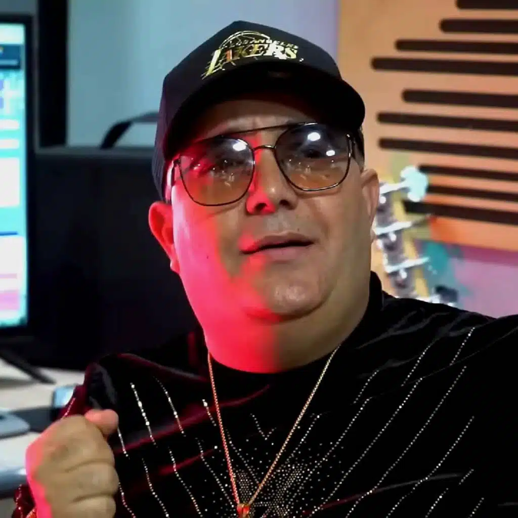 Bakatni W 3ajbatha (feat. manini sahar)