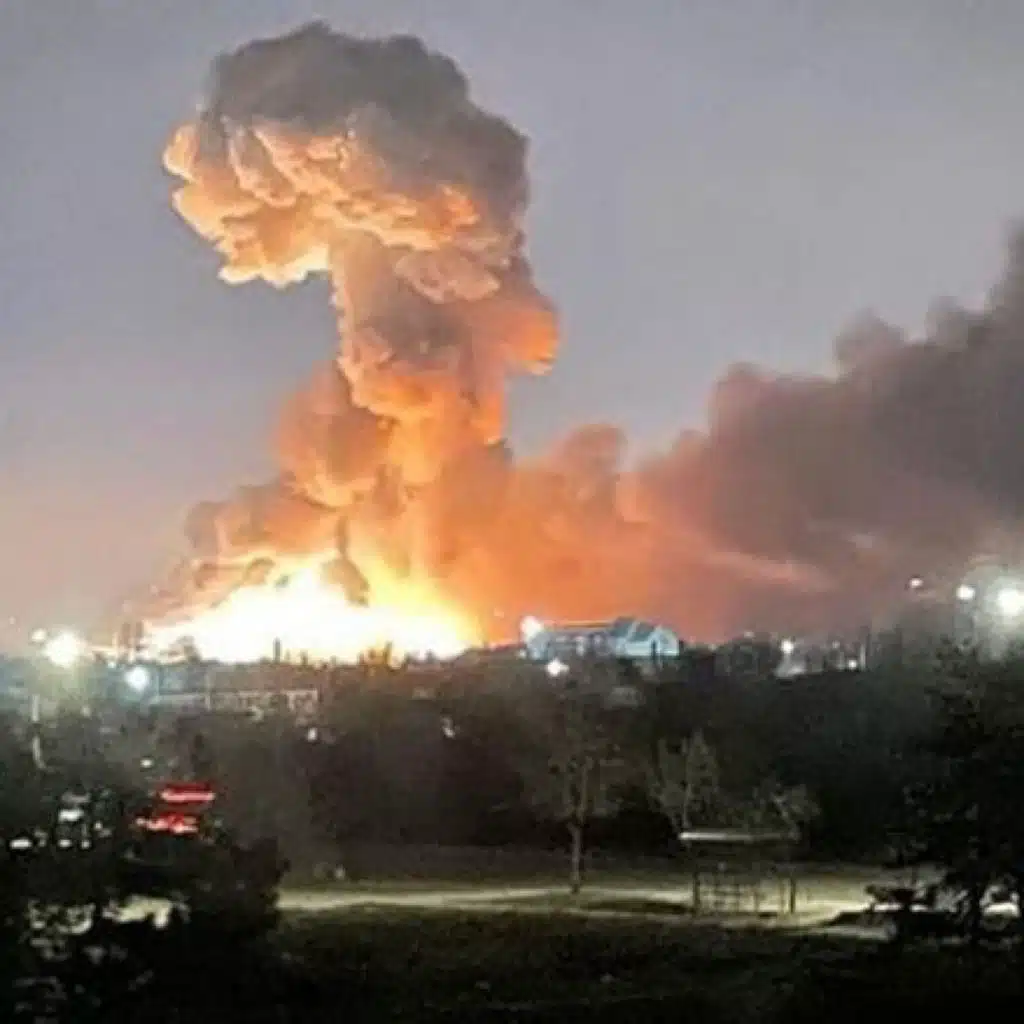 طائرة أوكرانية تشعل حريقا بمصفاة نفط روسية