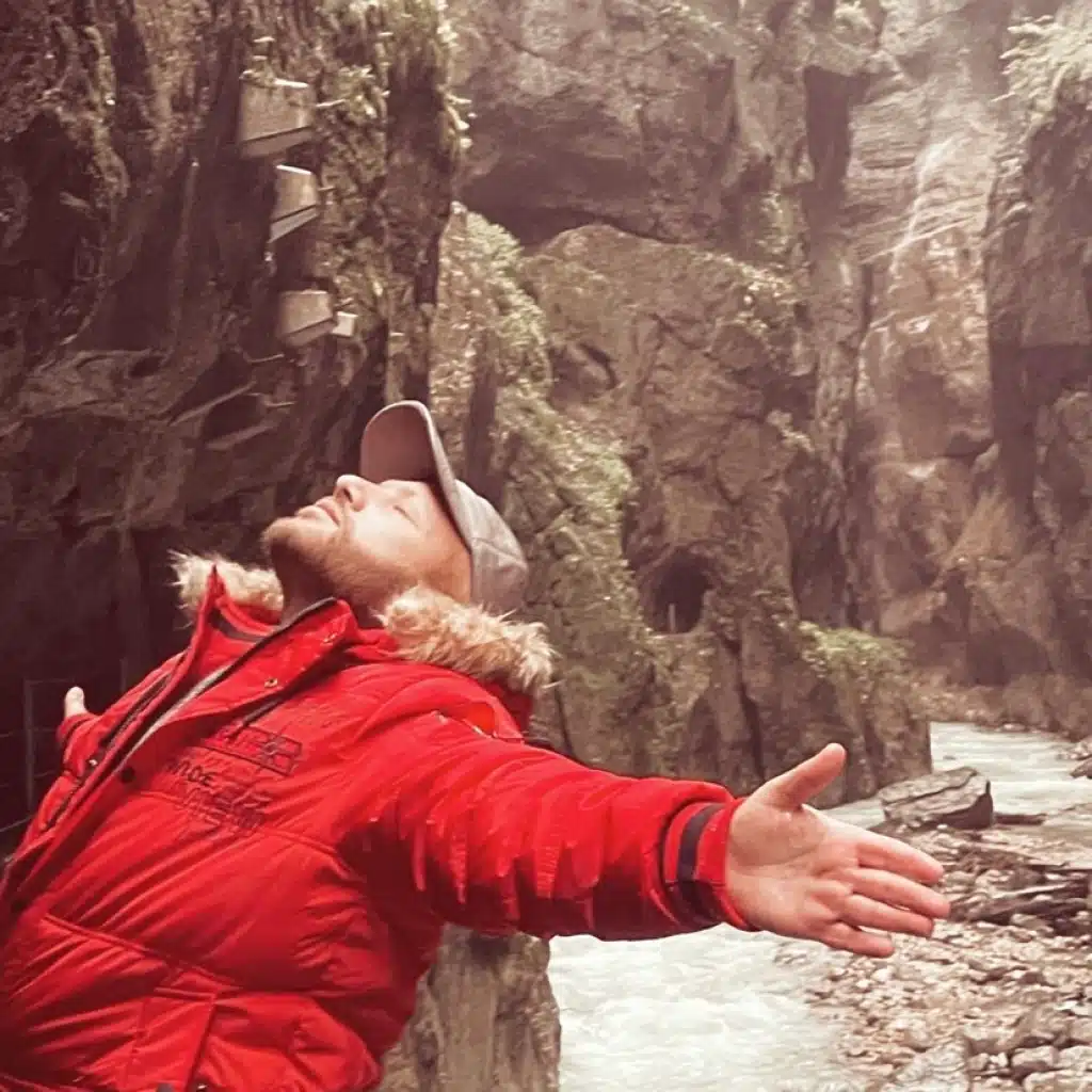 فوتي على قلبي