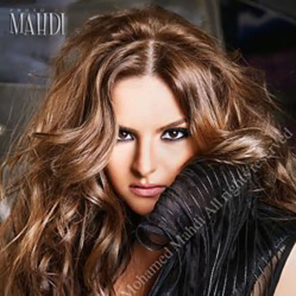 واقفه بين ايديك