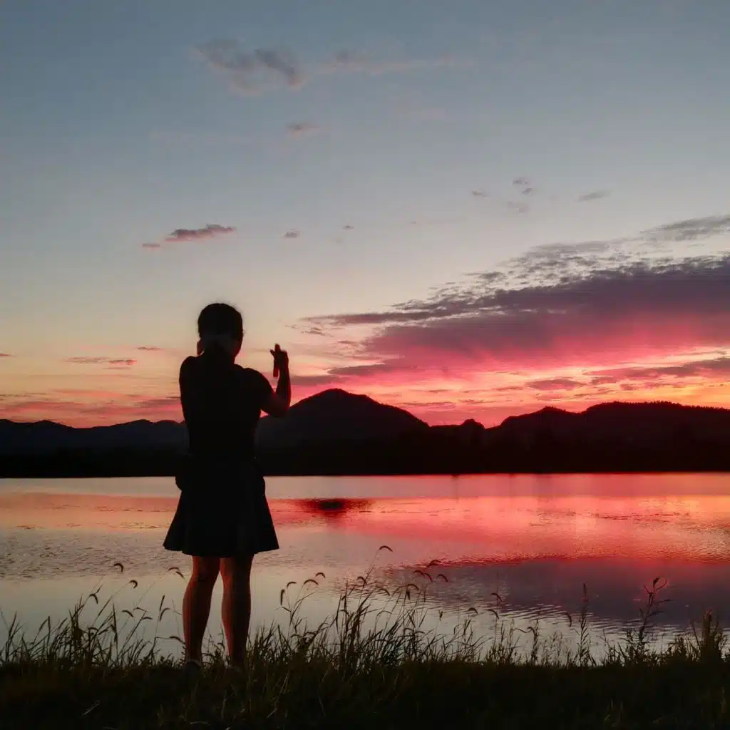 目光清澈，心地善良