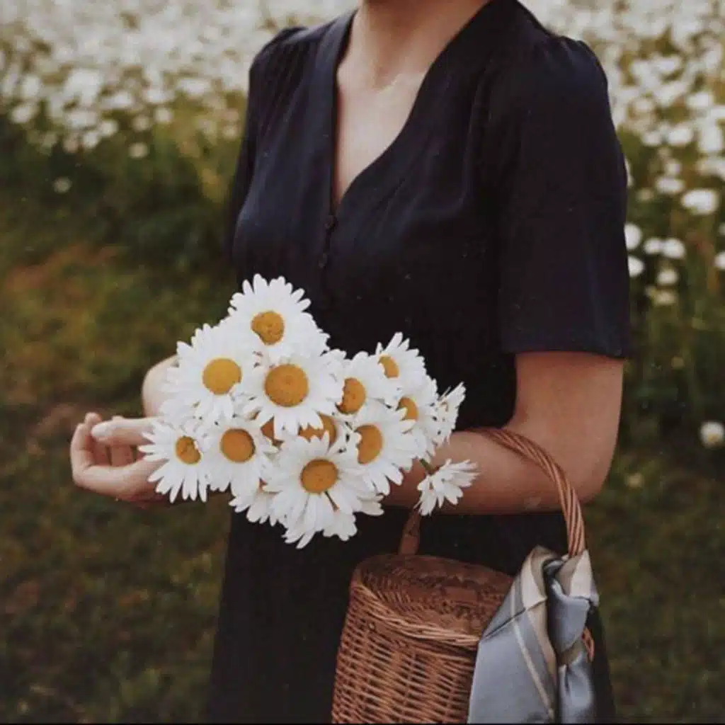 أَموتُ وَلا تَدري وَأَنتَ قَتَلتَني
‏فَلا أَنا أُبديها وَلا أَنتَ تَعلَمُ