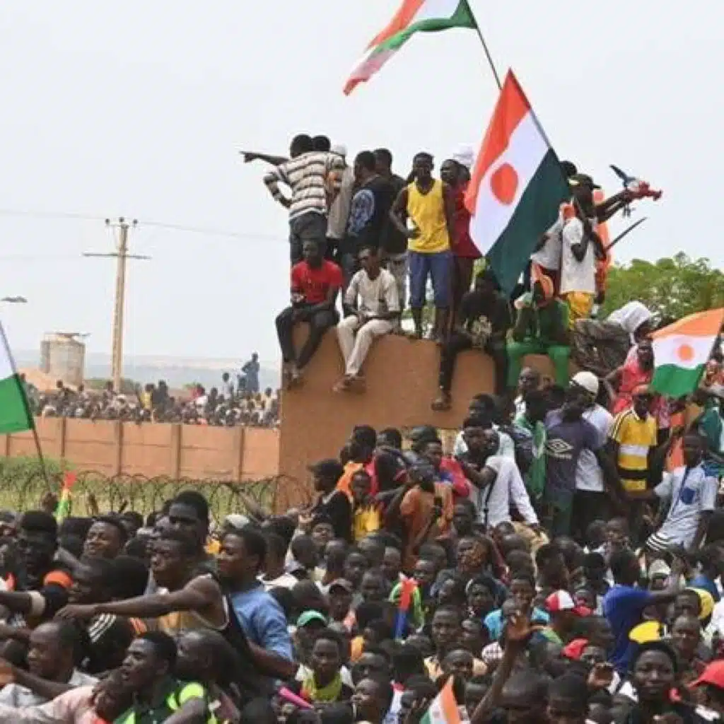 فرنسا تبحث مع مسؤولين عسكريين نيجريين سحب جزء من جنودها في نيامي