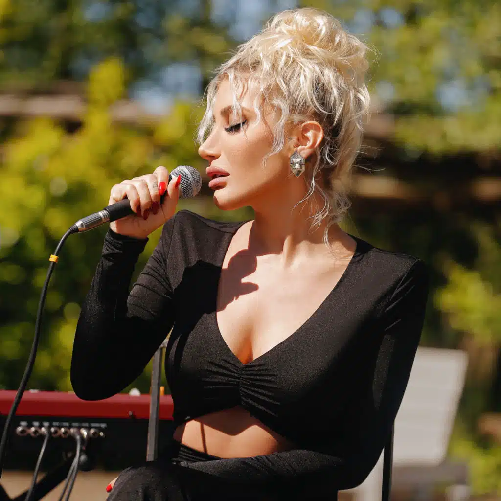 Sevmek Bizim İşimiz (Akustik)