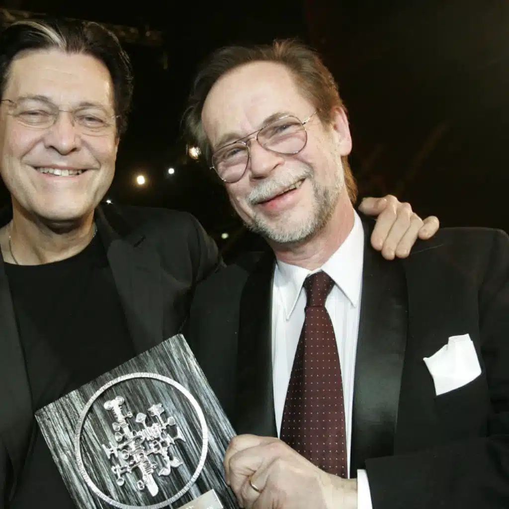 Om James Hollingworth