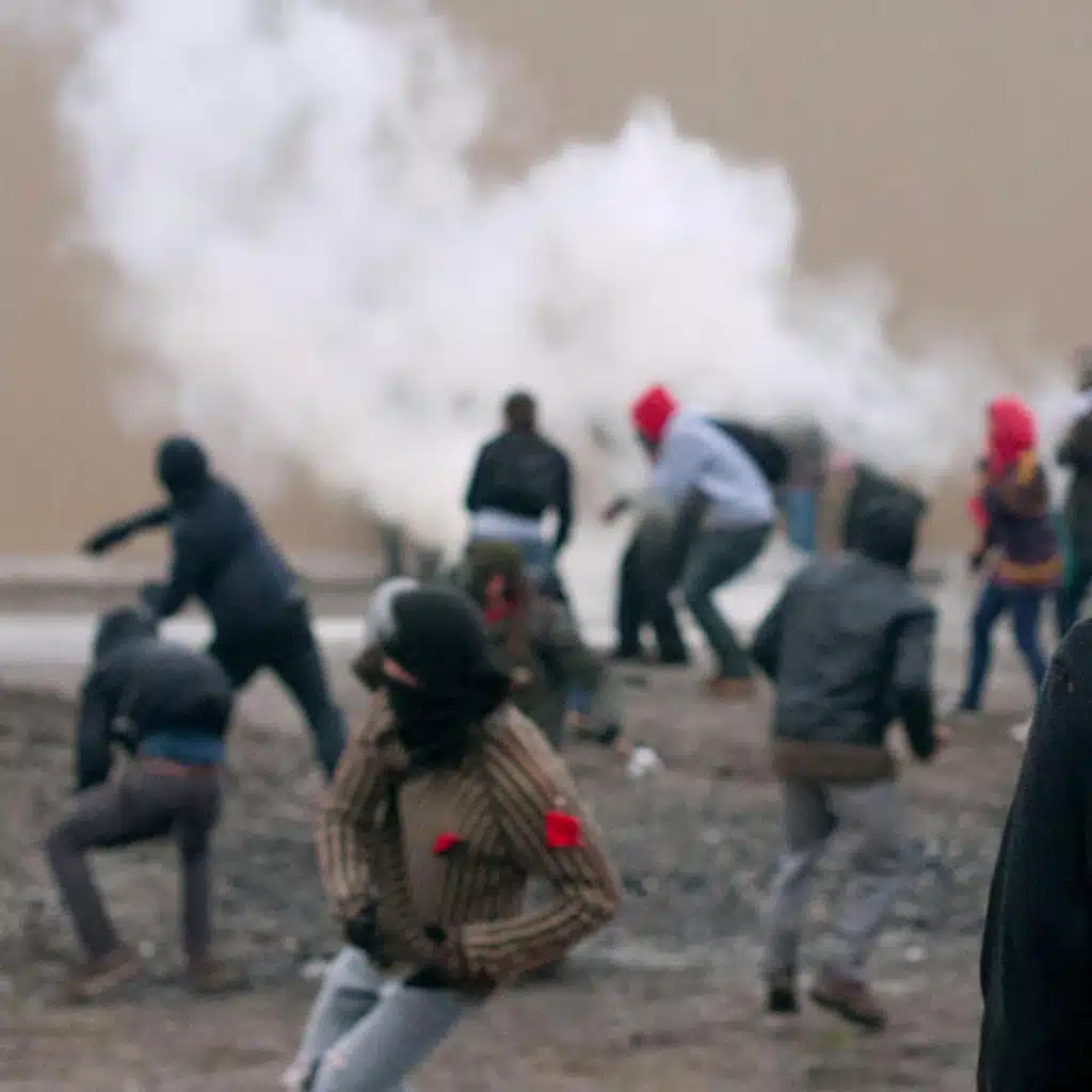 Les rumeurs de la montagne rouge, en ch​œ​ur, convergent