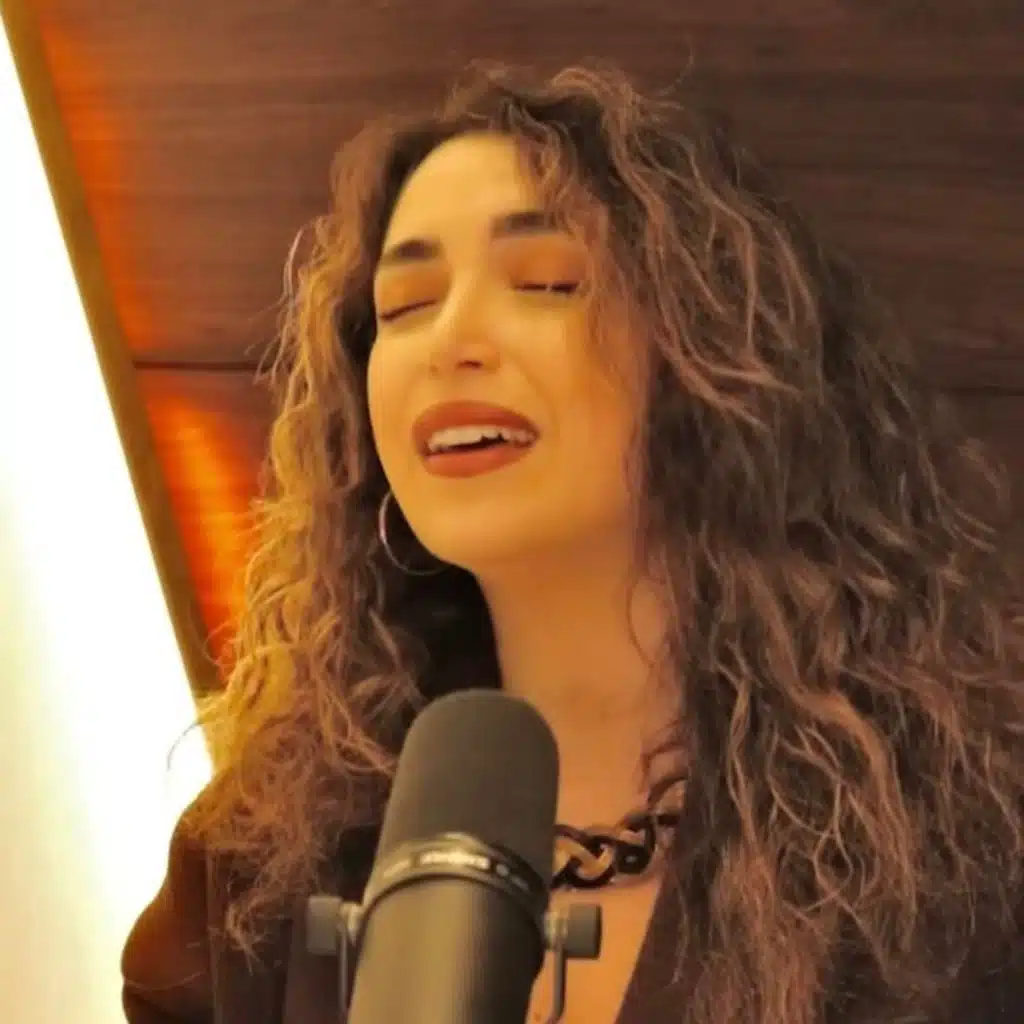 عم بتعلّق فيك