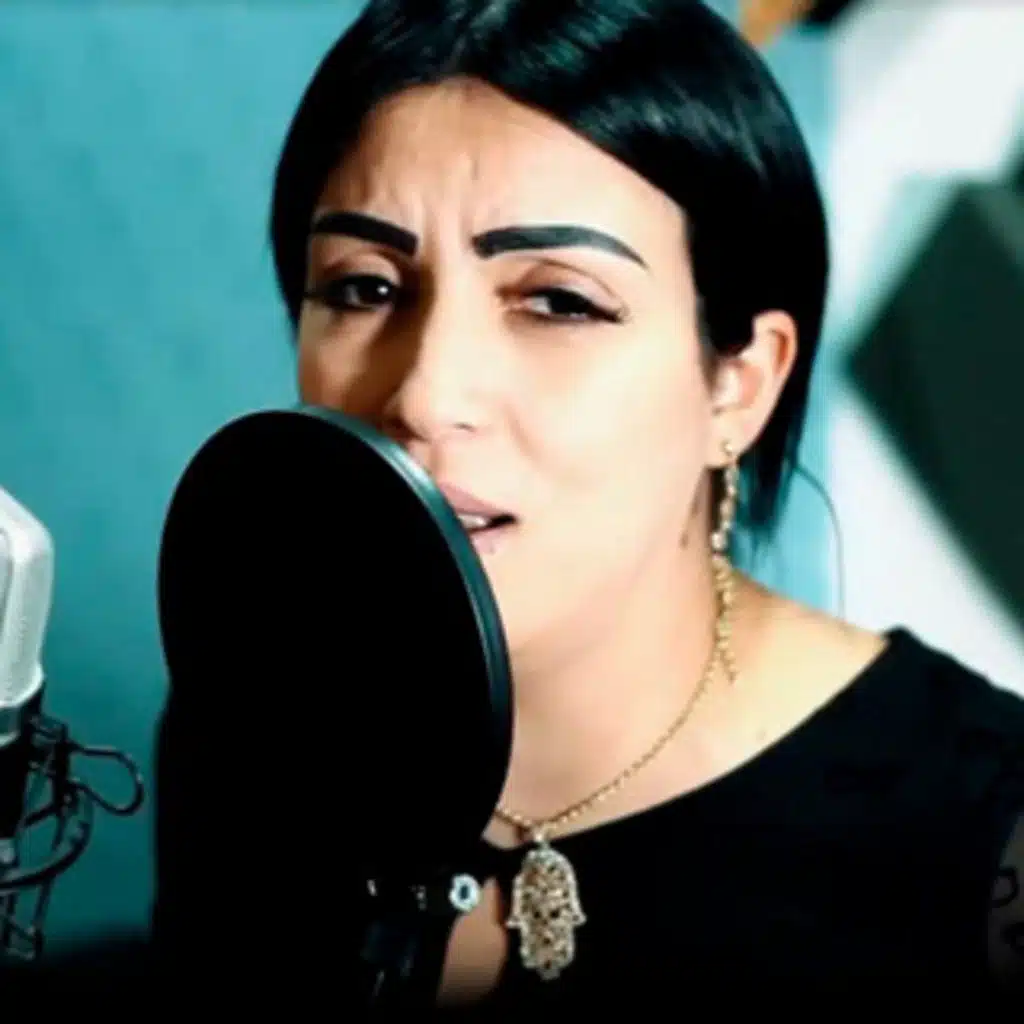 الشابة منال