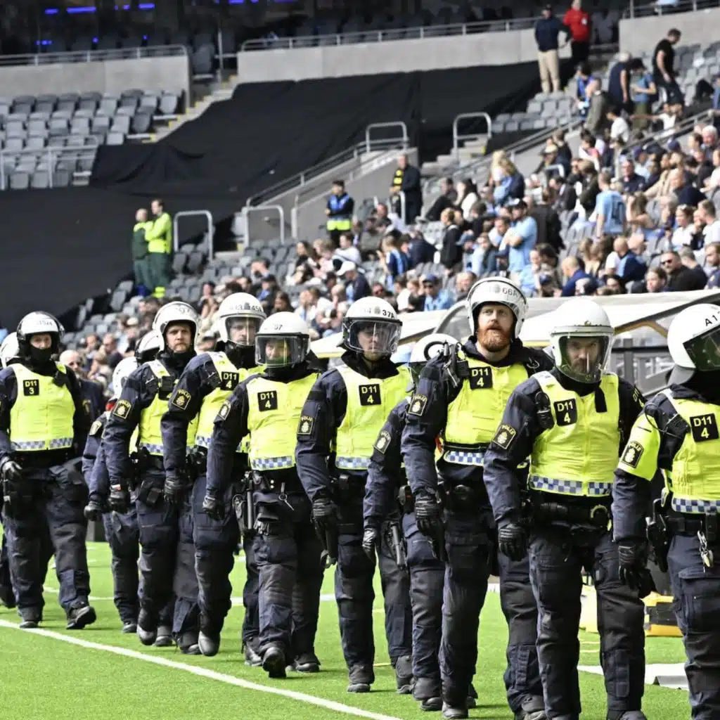 Sê kes ji ber herifîna beşeka rêya E6 hatin desteser kirin. Gelek piştgirên fotbolê ji bo temaşekirina maça&nbsp;pêşî hatine qedexe kirin.