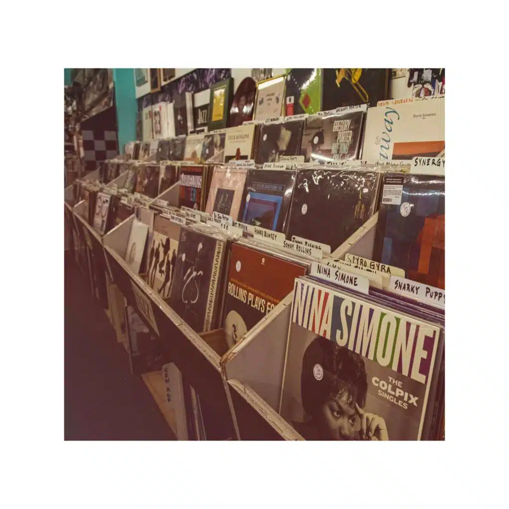 #103 - Vinyl Static and Hum with Ambient Sleep Soundscape | Flickering Light