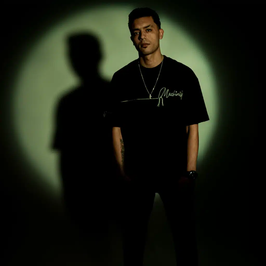 لوحدي بدون احباب