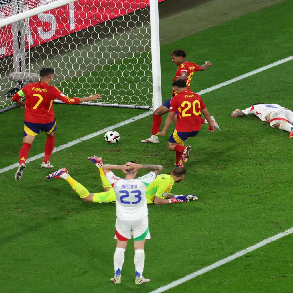 Spain seal knockout spot & Mbappe trains for France