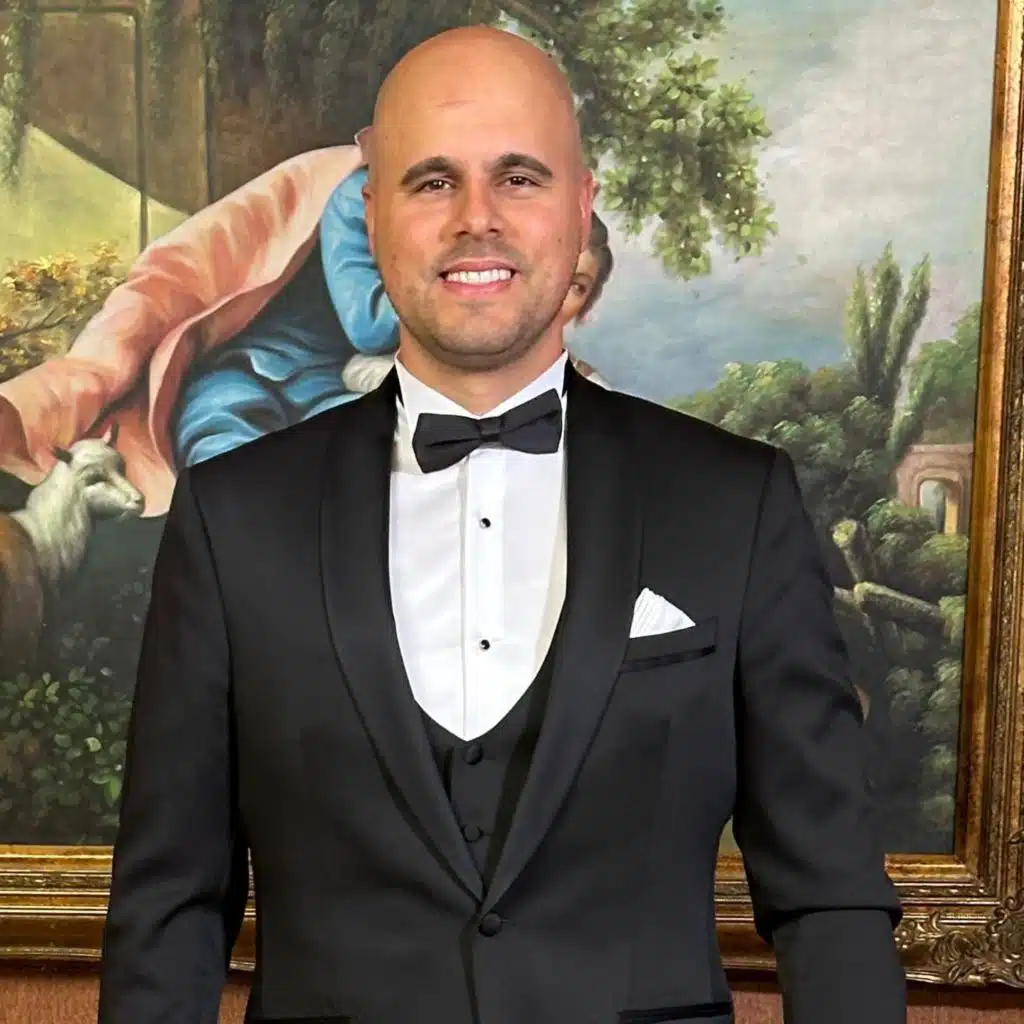 كل عيون الناس عليك