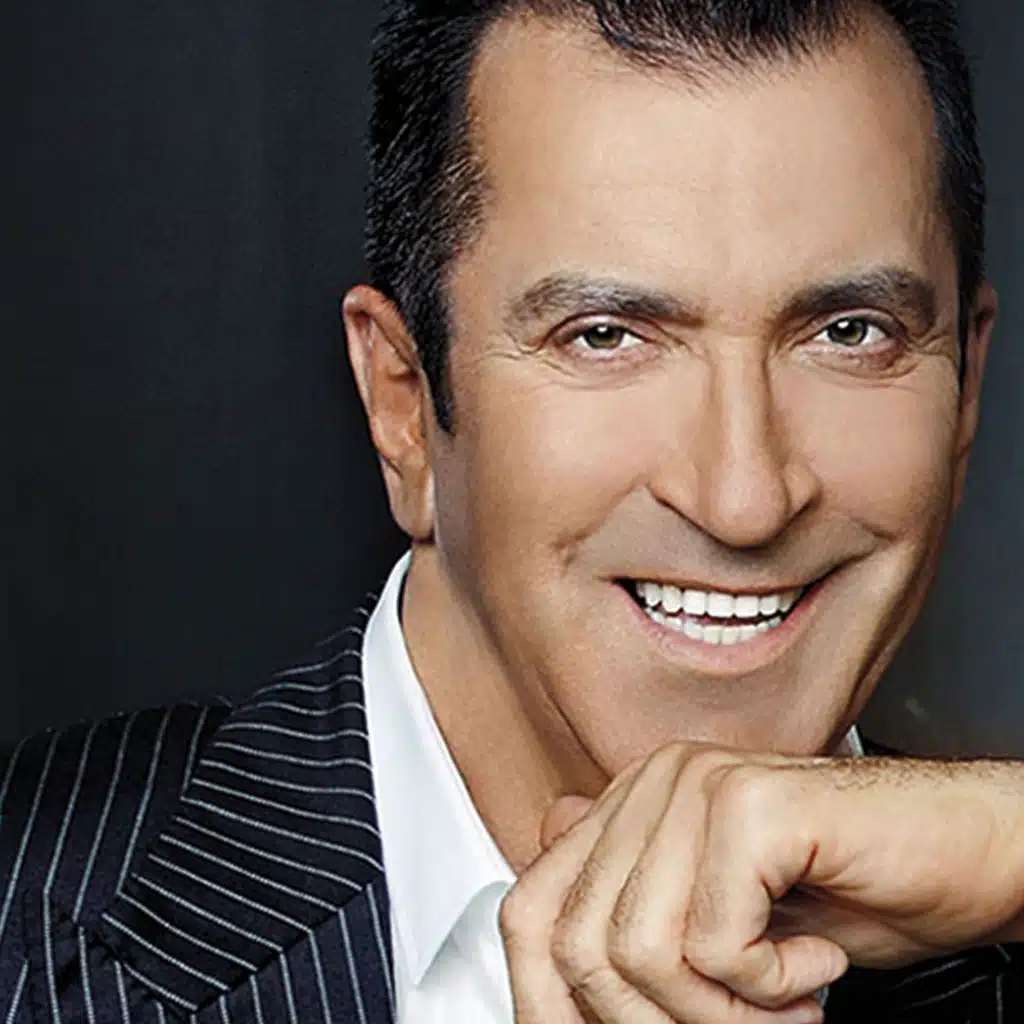 Руки тёплые на бархате цветном