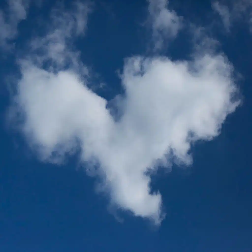 الغيمات حين تمر 