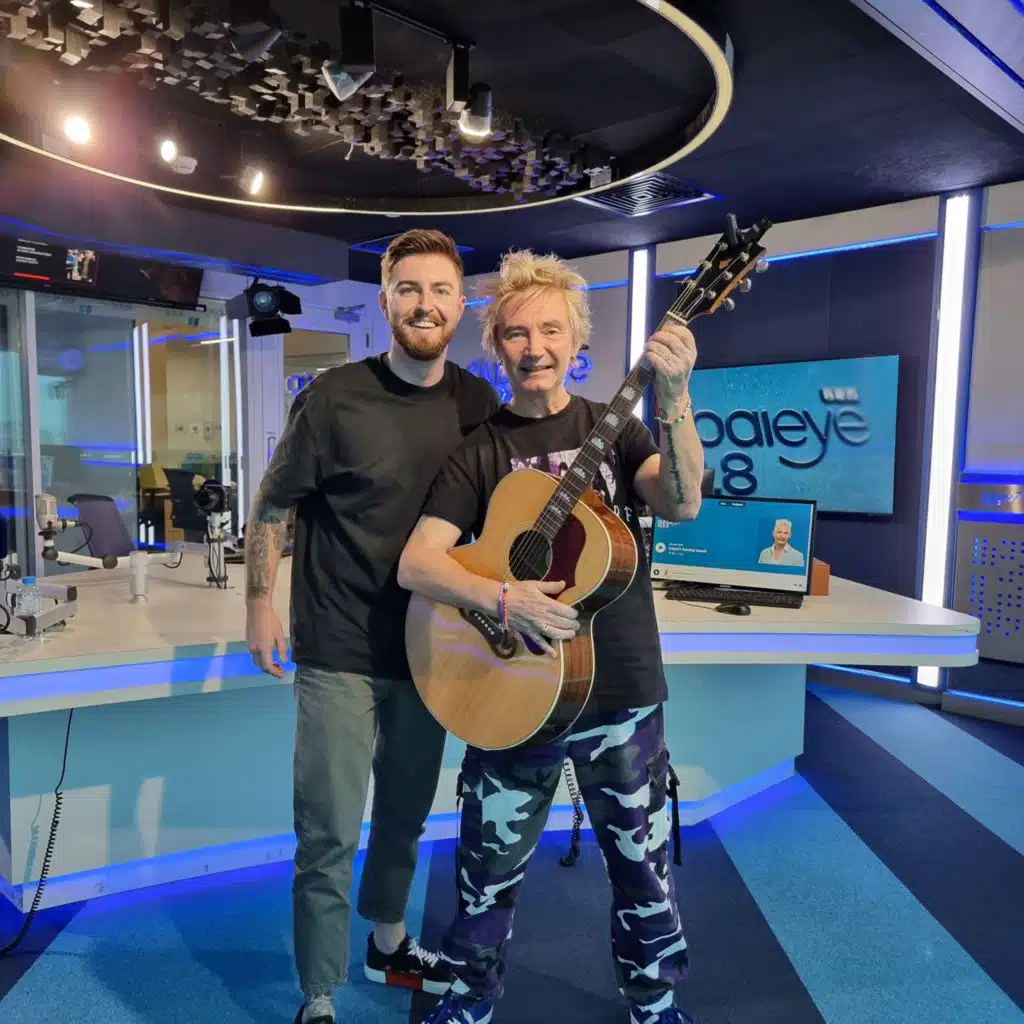 Live music with Robbie McFaulds