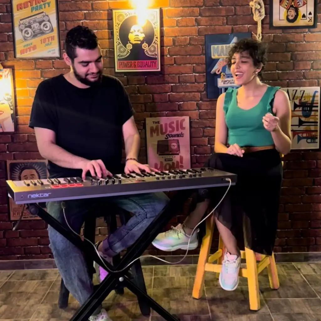 صباحك ضحكة بتسكر Cover