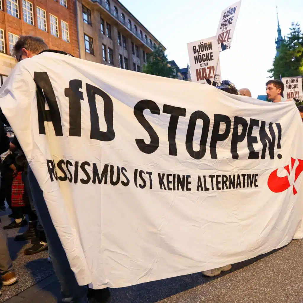 Buch "Nicht die Ersten" - Warum aktueller Rassismus und die 90er-Jahre zusammenhängen