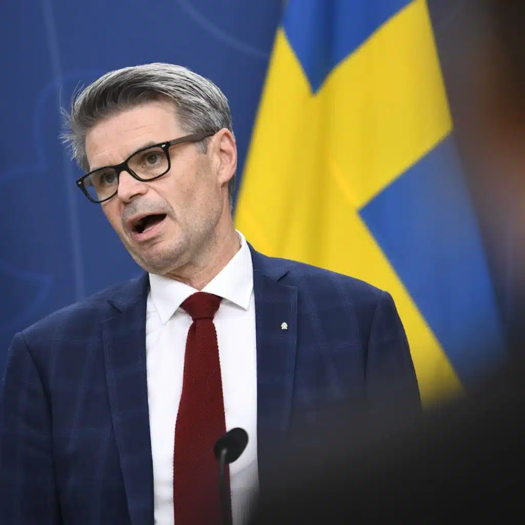 Vegetables thrown in the Riksdag, Säpo on Israeli embassy incidents, Left and Green parties' shadow budgets, divorce season in Sweden