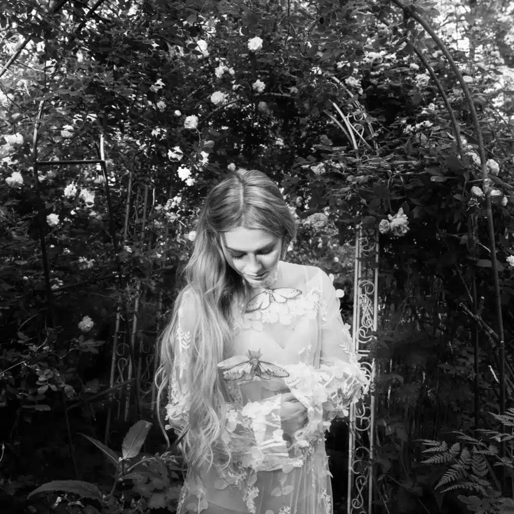 Det gåtfulla folket (feat. Calle Brickman, Anders Fjeldsted, Andreas Fryland, Jasmin Gomaa, Maria Bergström, Samuel Lundström, Elina Nygren & Johanna Hydén)