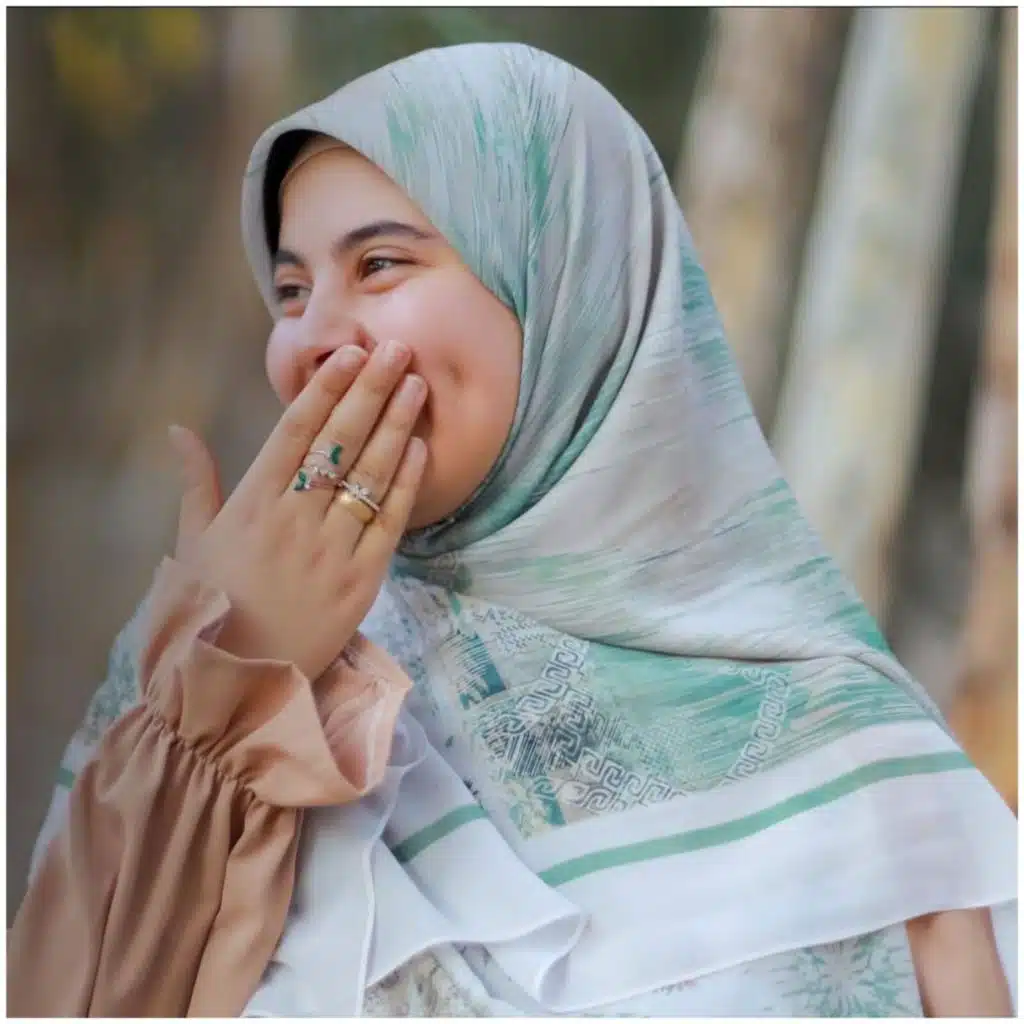 يا اختنا بالله لا يغويكي ذا الشيطان