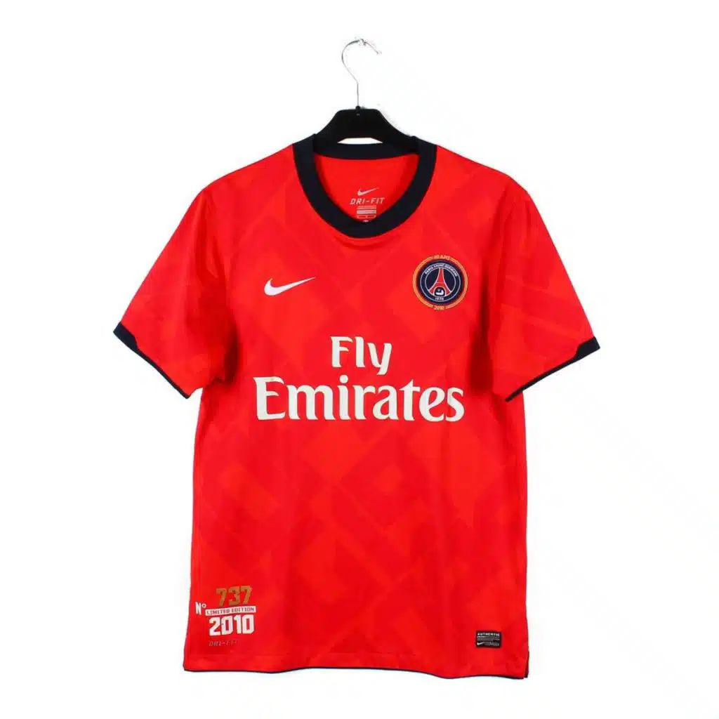 Pourquoi le PSG avec un maillot rouge à domicile en 2010 ? 🔴