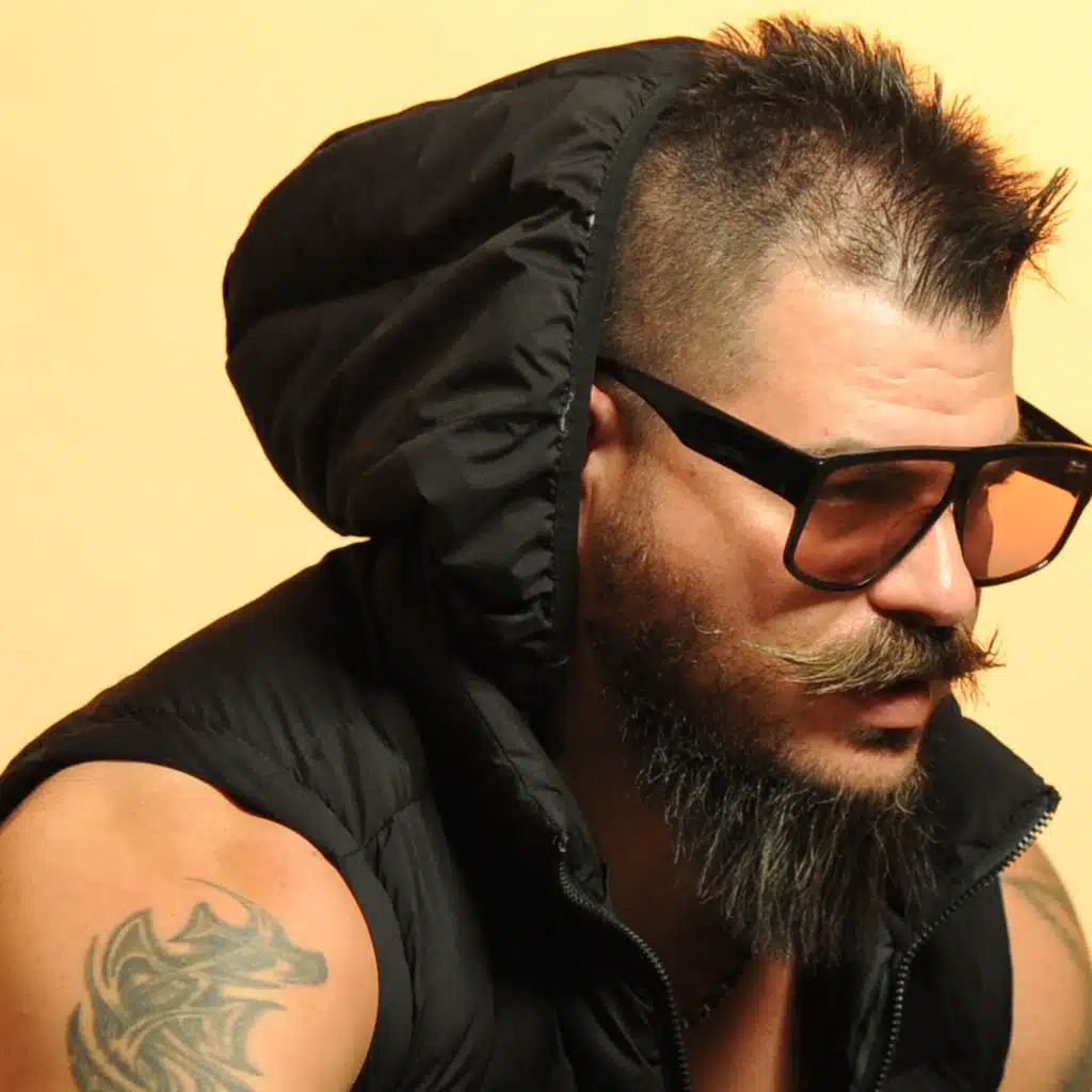 انا مين ويختلف الحديث