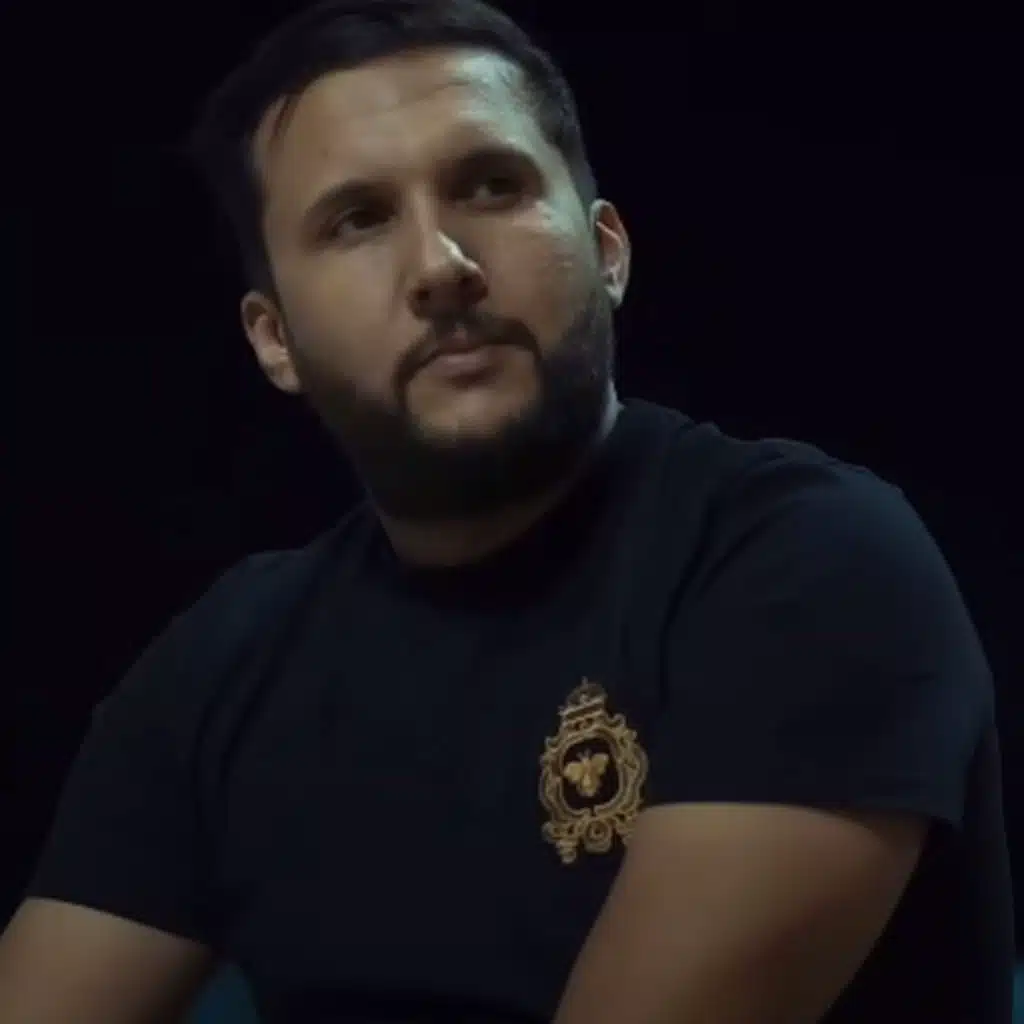 Kolchi fiha Marsoum (feat. Manini Sahar)