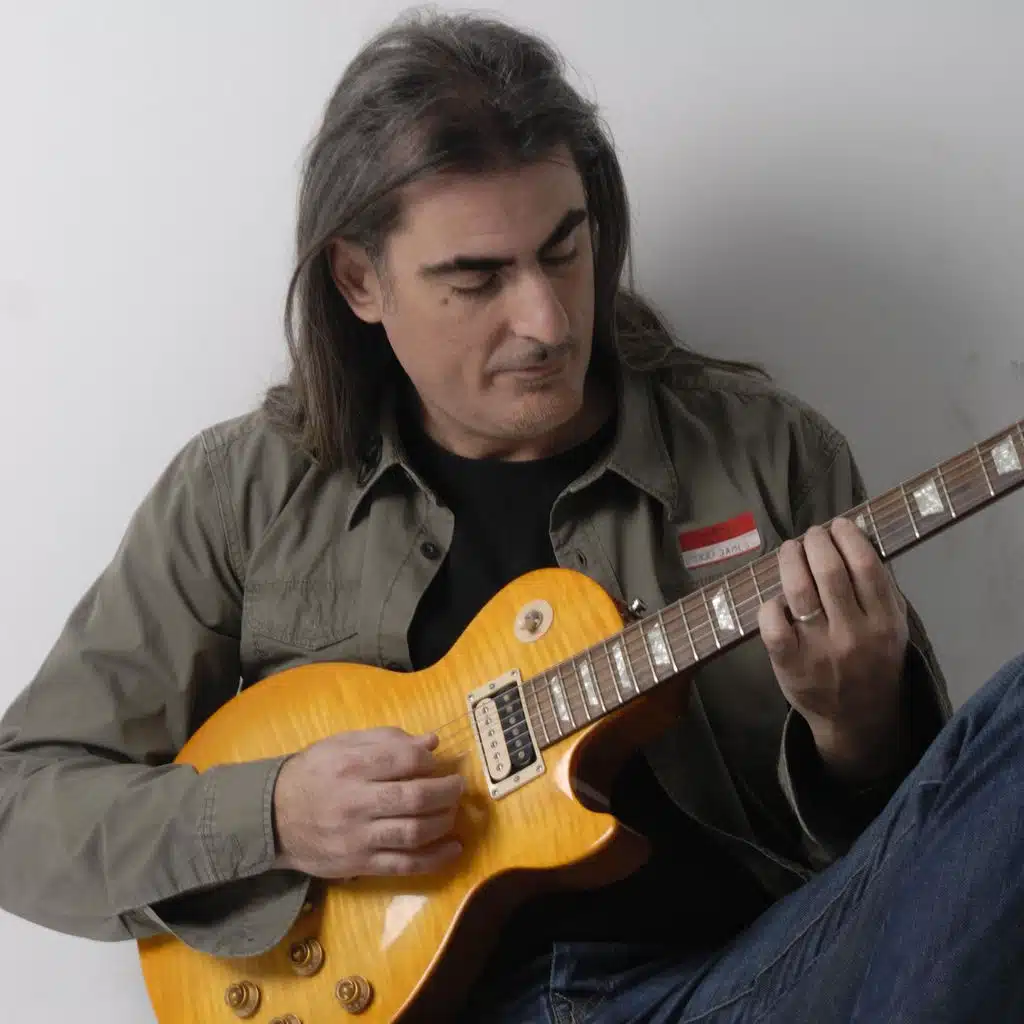 Filippos Pliatsikas, simmetehi o MC Yinka