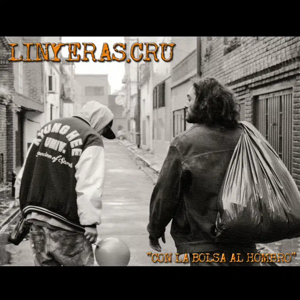 Con La Bolsa Al Hombro