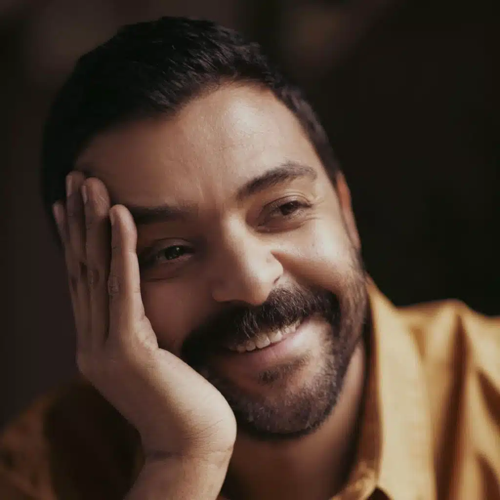 بيعلق غلطاته علي الحب