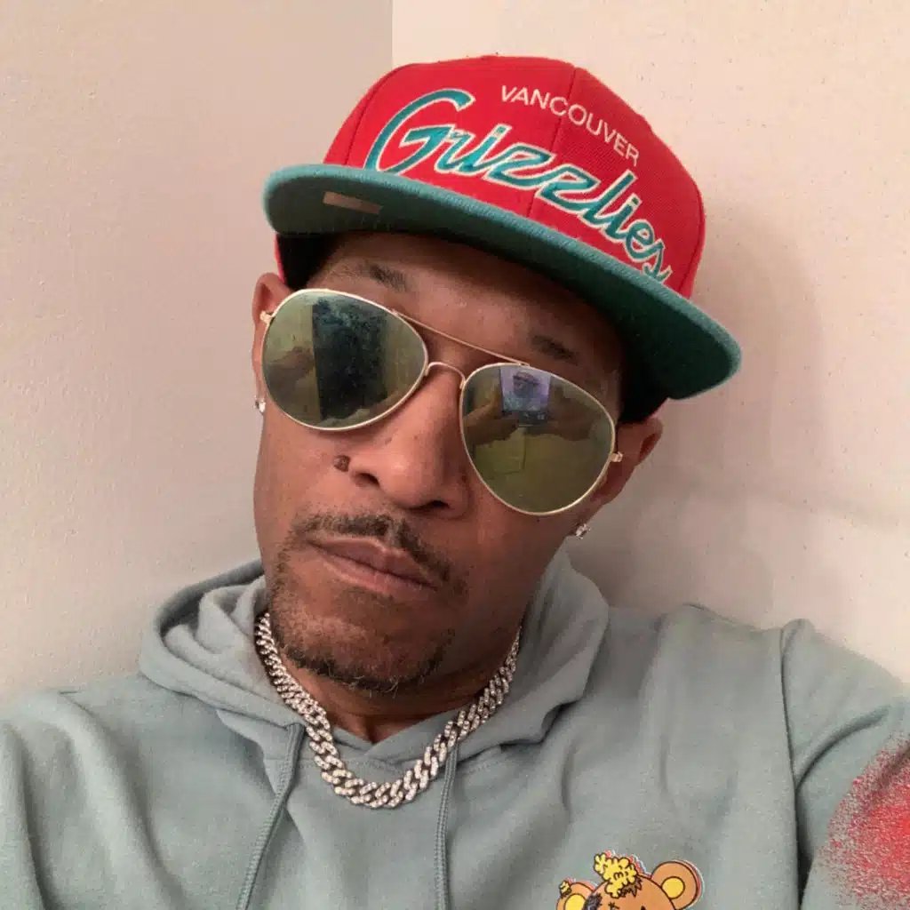 Chillin (feat. Cartier Track) (Radio Edit)